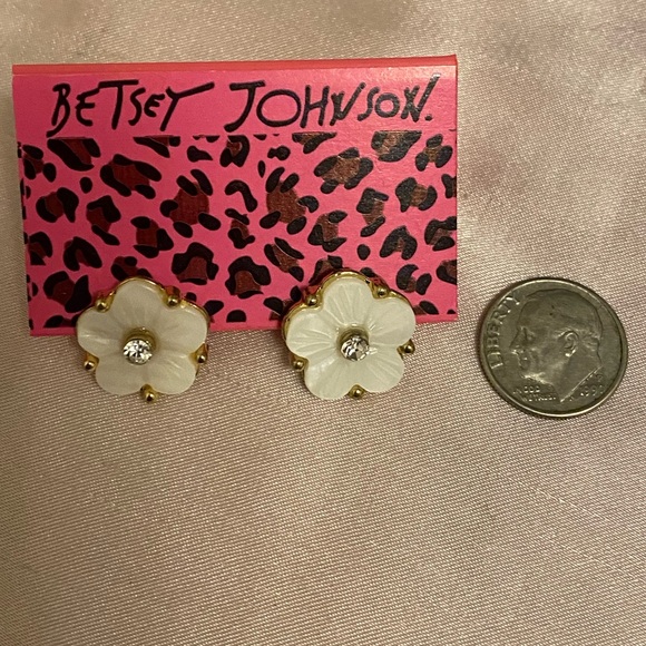 Betsey Johnson flower post earrings. NWT, unworn. - Picture 3 of 5